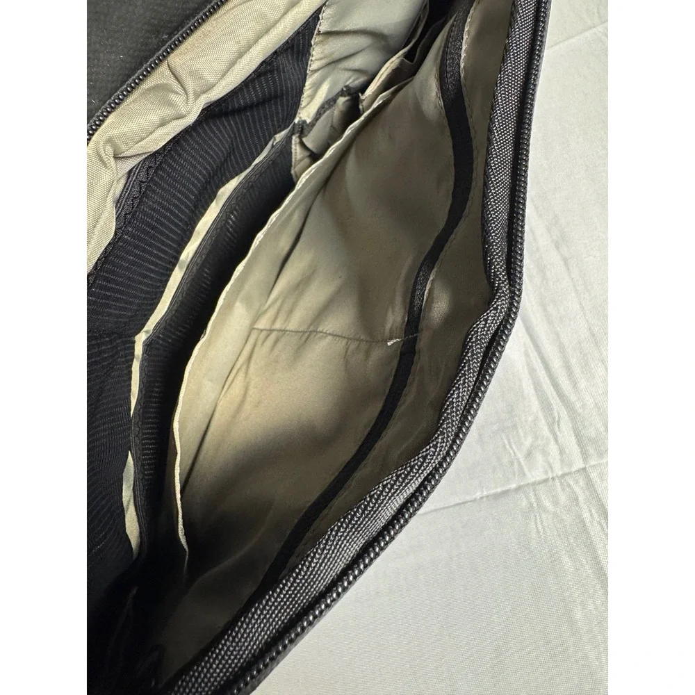 Nomatic Messenger Bag Black Laptop Travel Briefcase Magnetic Buckle $299 retail